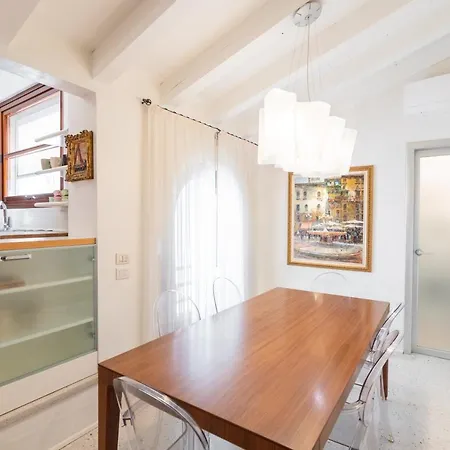 Terrazza Garibaldi By Postcardsfrom Apartman Verona