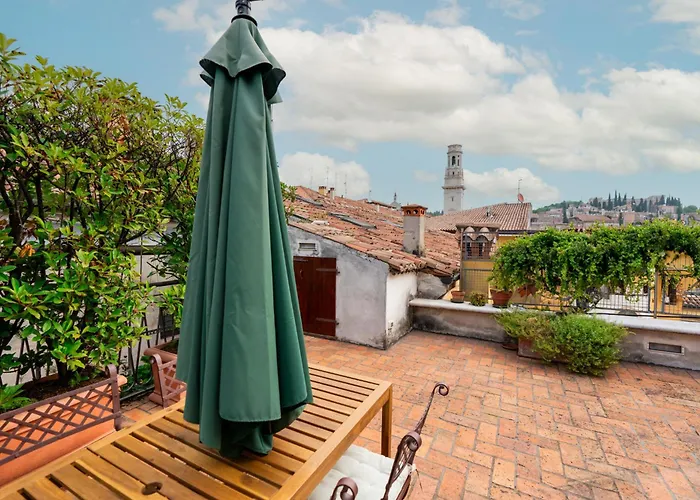 Terrazza Garibaldi By Postcardsfrom 아파트 *